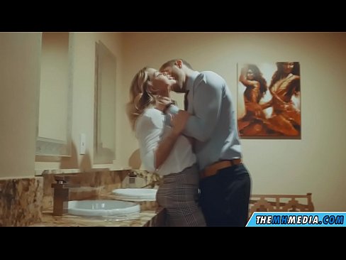 ❤️ Når en barmfagre blondine forfører dig på et offentligt toilet Sluts at da.trysex.ru ️❤